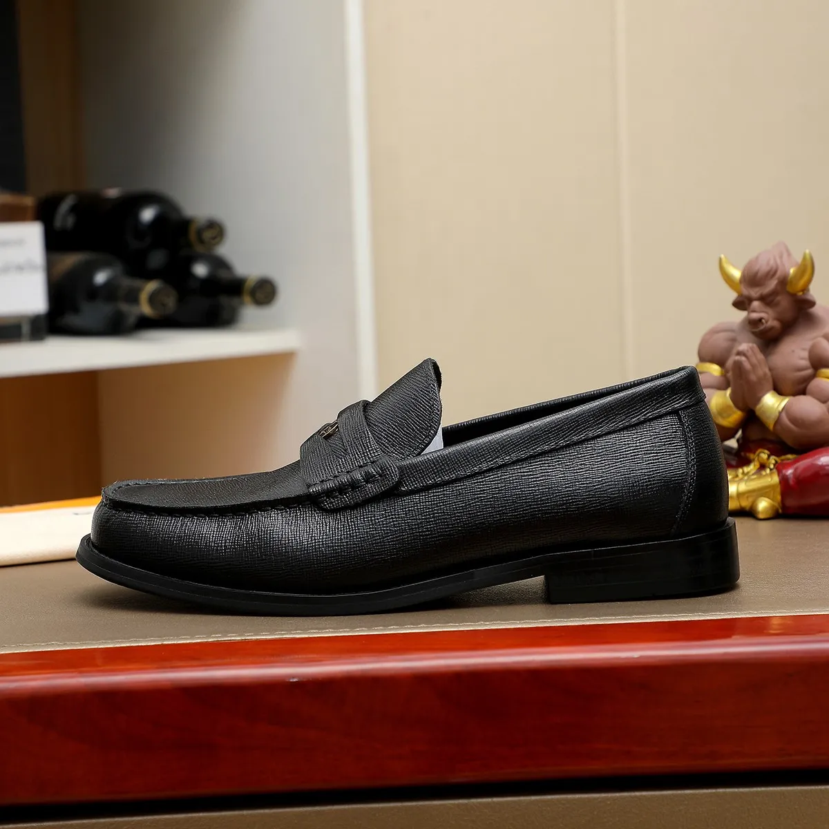 Men's shoes 460 💰 Louis Vuitton LV ® 🆕 model 🔛 full shoe counter, first layer cowhide, 🐂leather lining casual shoes for men, super soft outsole, a must-have for driving. Synchronized with the counter, original first layer cowhide, completely 1:1 mold customization 🌹 top version, color optional! Number: 38-44 (45.46 customized)